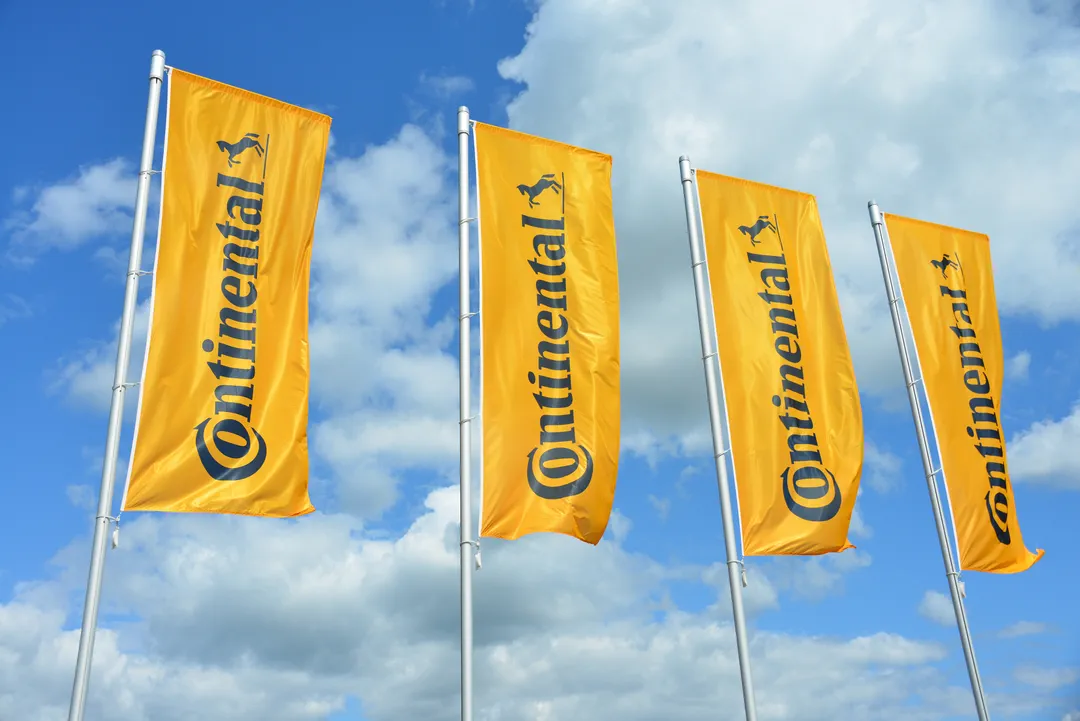 custom flag signs and business banners